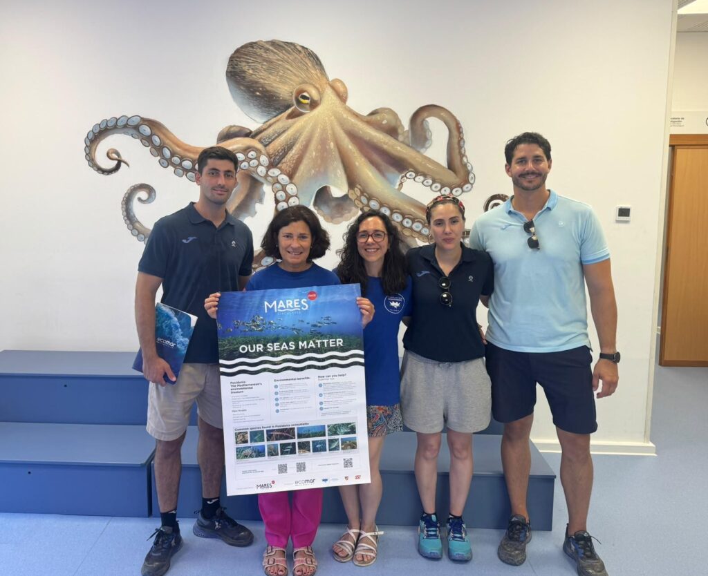 Entrega del cartel de Mares que importan a la Fundación Oceanogràfic